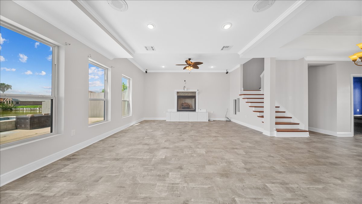 Original empty living room photograph
